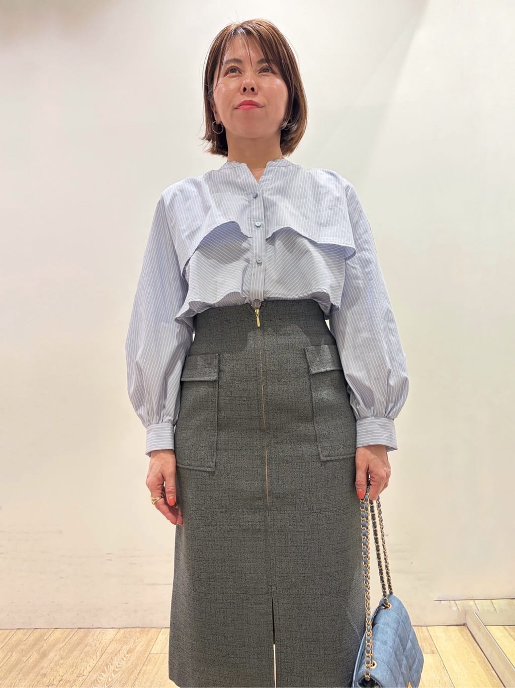 YUKOさんの「index｜フリルキーネックシャツ【洗濯機OK／イージーアイロン／防シワ】《XS～LL／7col》」を使ったコーディネート