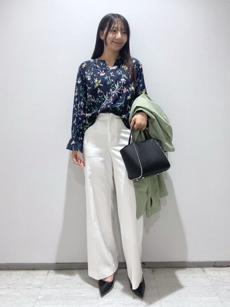 meiさんの「INDIVI｜【SETUP可能】モダンフラワー柄キャンディスリーブブラウス」を使ったコーディネート