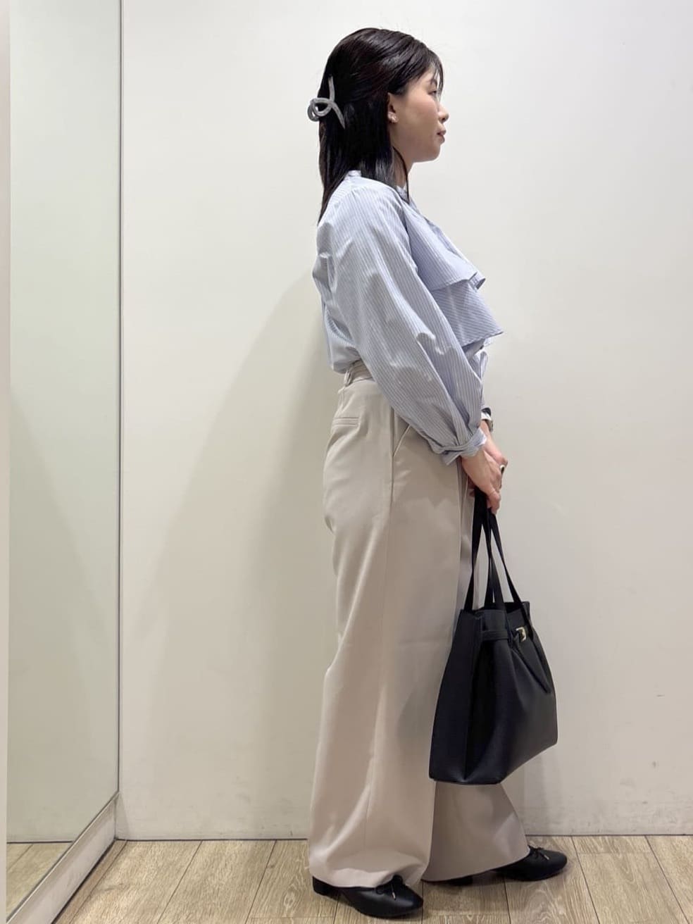 mameさんの「index｜フリルキーネックシャツ【洗濯機OK／イージーアイロン／防シワ】《XS～LL／7col》」を使ったコーディネート