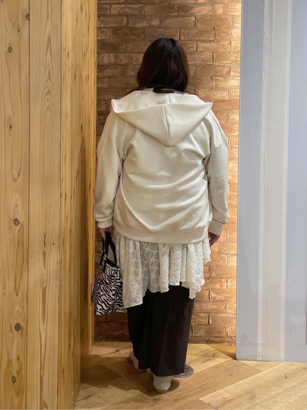Risaさんの「SHOO･LA･RUE｜【セットアップ可/S-LL/なめらかタッチ】大人カジュアルスタイルに ZIPパーカ」を使ったコーディネート