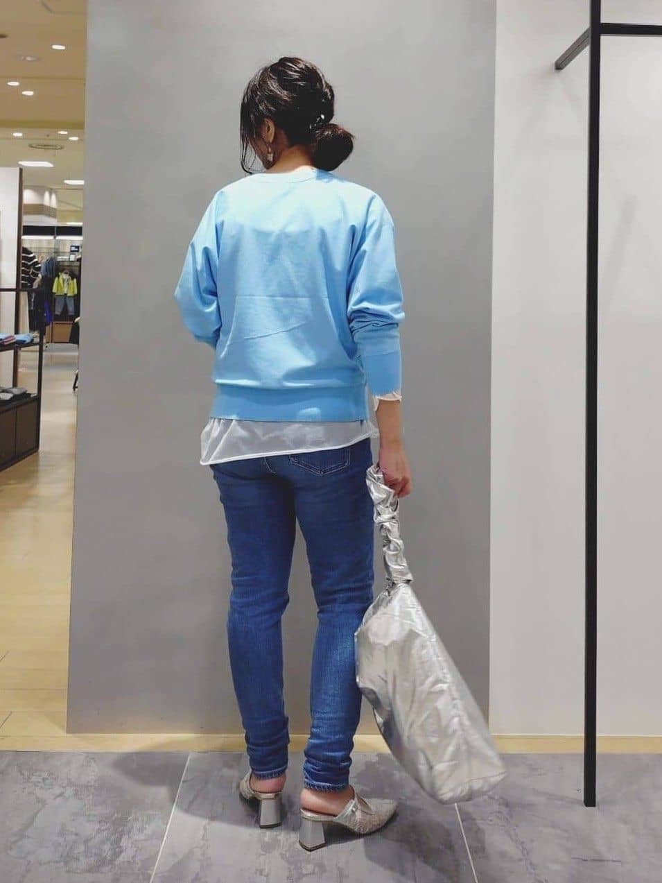 TOMOMIさんの「INDIVI｜【通年活躍！褒められデニム】スキニー デニムパンツ」を使ったコーディネート
