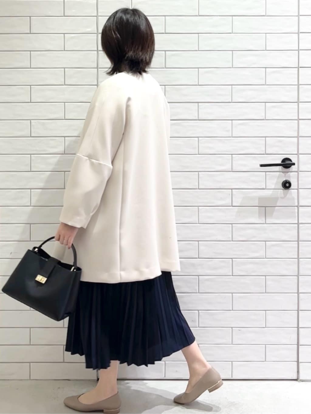 しおりさんの「OPAQUE.CLIP｜フォルムスリーブミドルコート【洗濯機OK】」を使ったコーディネート