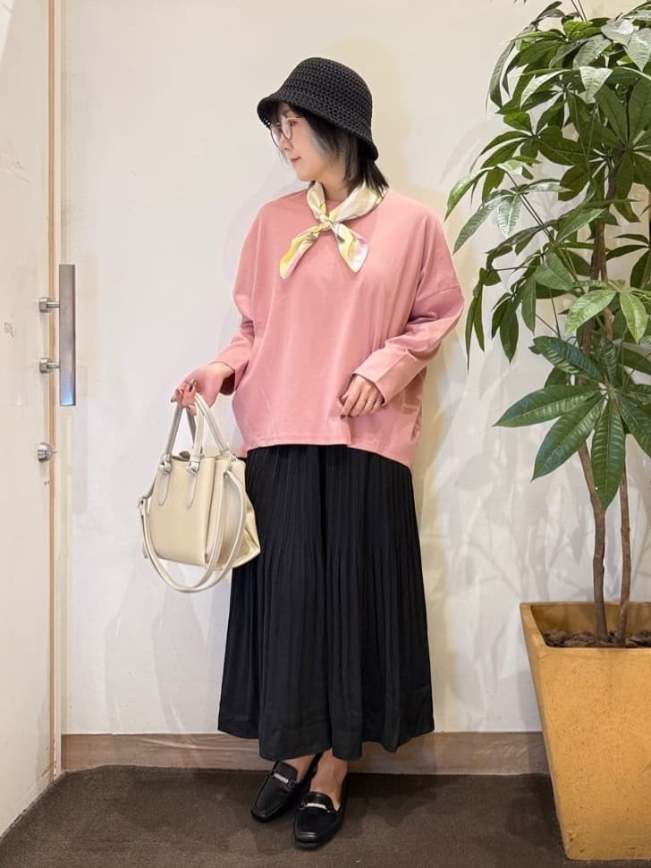 misakiさんの「SHOO･LA･RUE｜【洗濯機可/UV/綿100％】体型カバーが叶う ゆるトップス」を使ったコーディネート