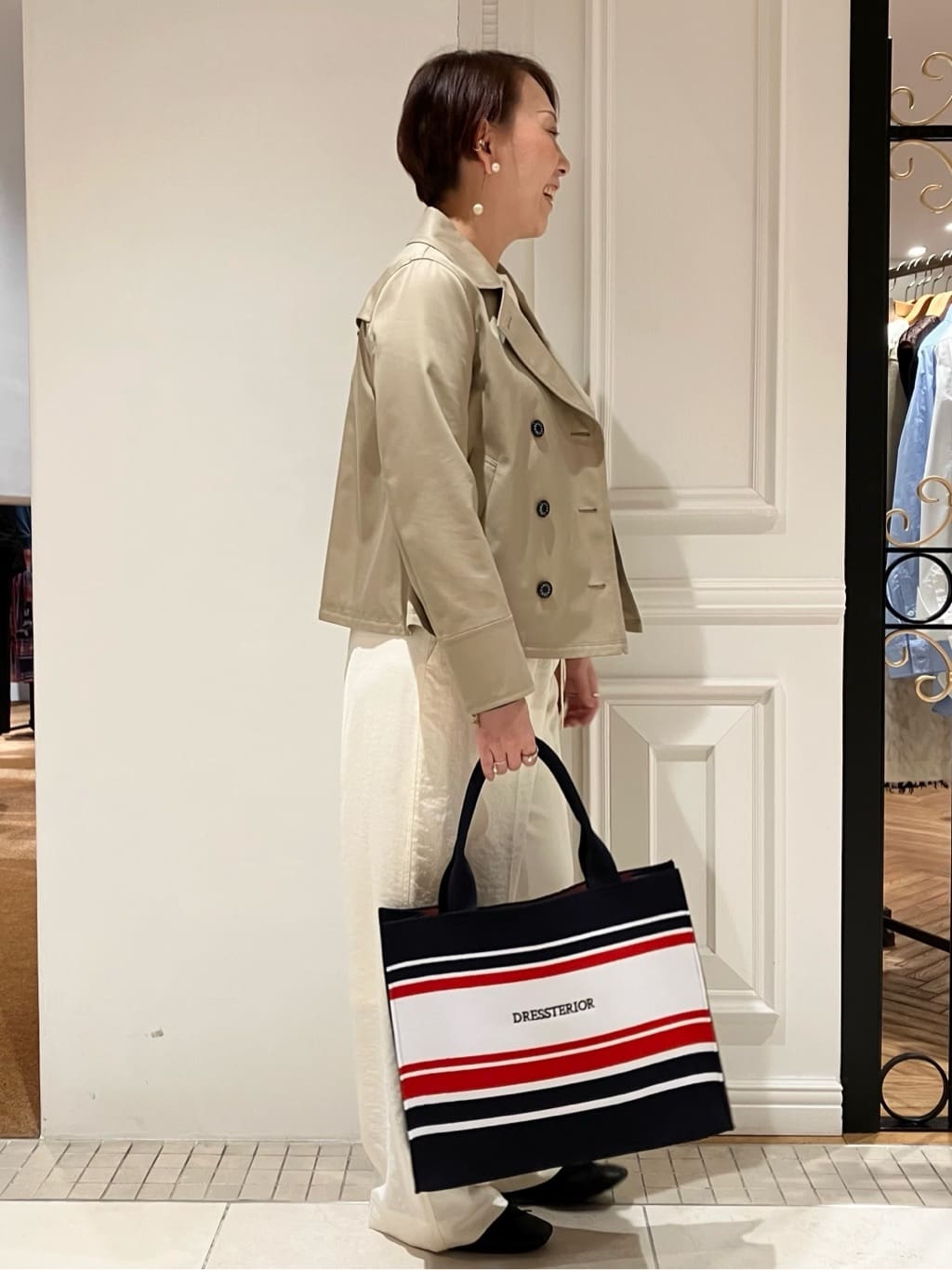TAJIさんの「DRESSTERIOR｜【ウォッシャブル/撥水素材】Aラインショートトレンチジャケット」を使ったコーディネート