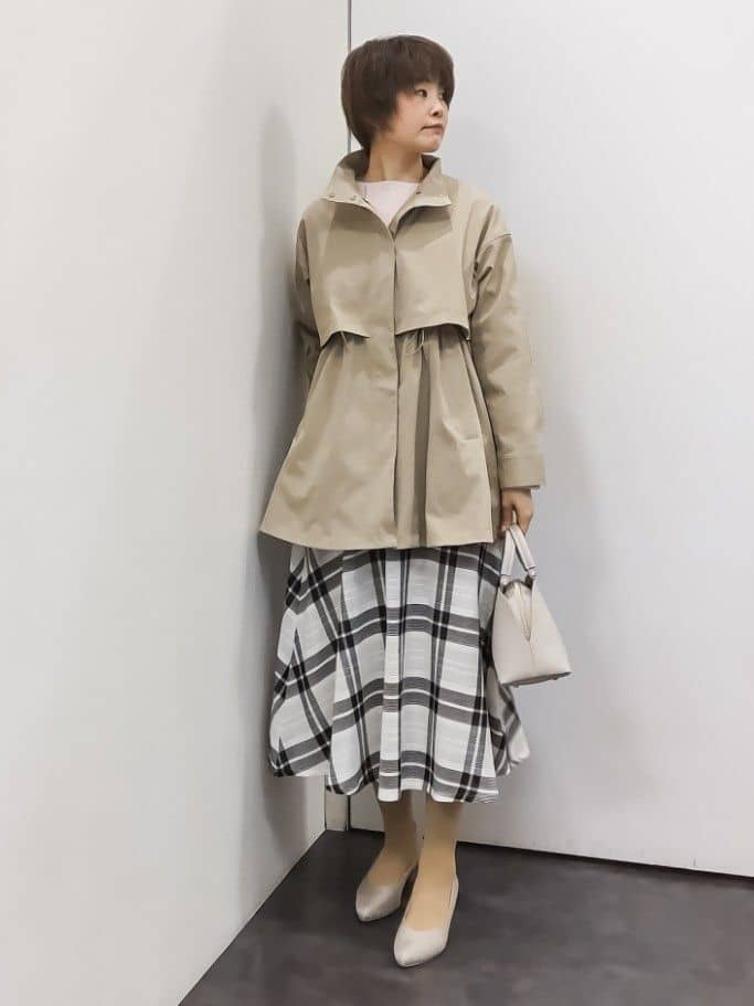 やまちゃんさんの「grove｜【撥水／シルエット2WAY】羽織るだけでサマになる、スタンドネックテントラインコート」を使ったコーディネート