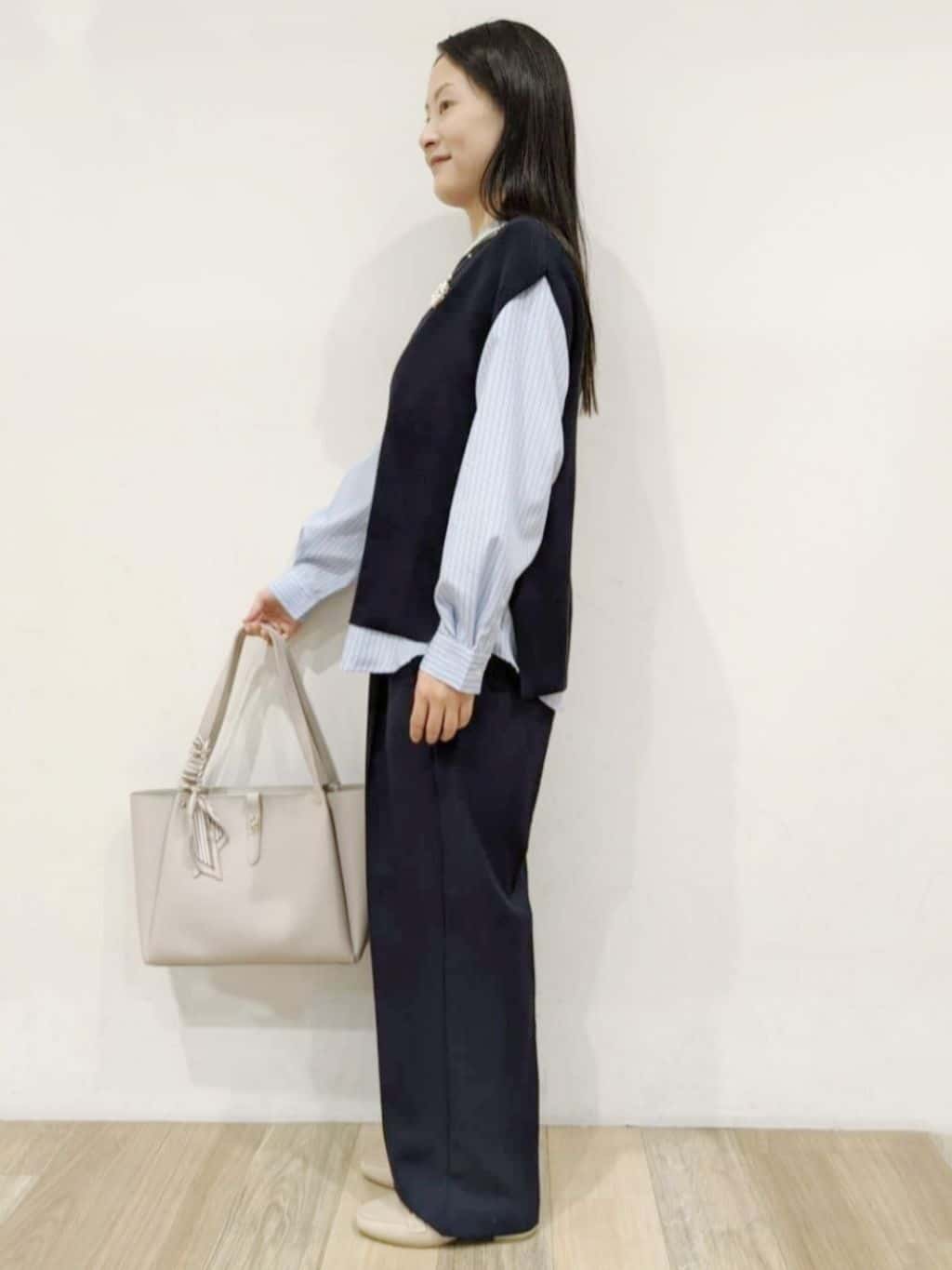 にこさんの「grove｜【2点SET】一枚でコーデが決まる！ニットベスト&times;シャツSET」を使ったコーディネート