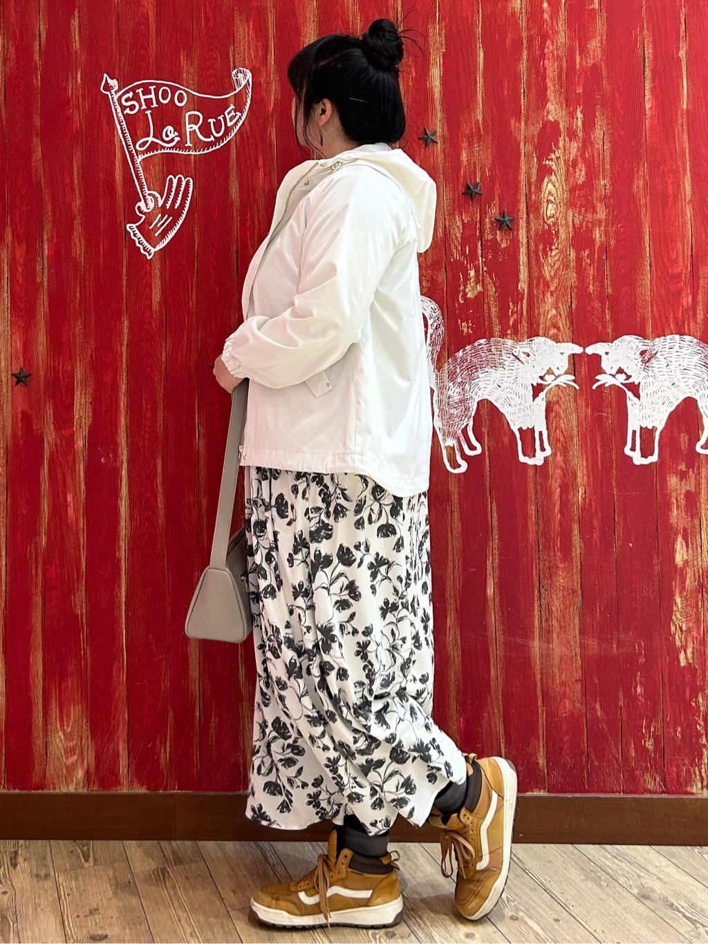 みりぽんさんの「SHOO･LA･RUE｜【防花粉/高レビュー】きれいもかっこいいも叶える 欲張りマウンテンパーカ」を使ったコーディネート