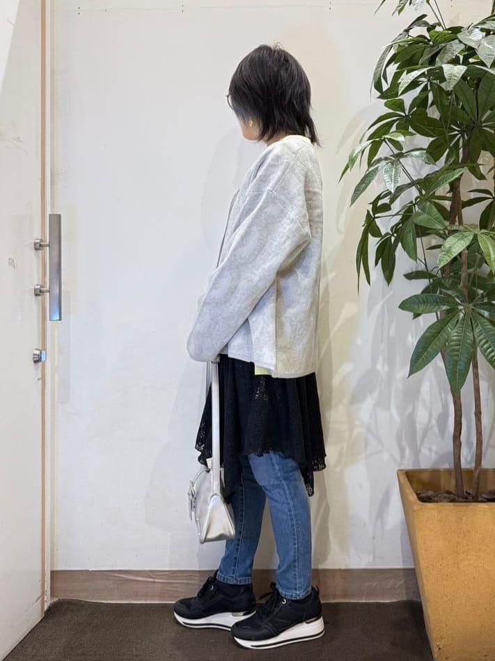 misakiさんの「SHOO･LA･RUE｜【洗濯機可/S-LL】幾何柄風デザインがアクセント ゆるVネックカーディガン」を使ったコーディネート