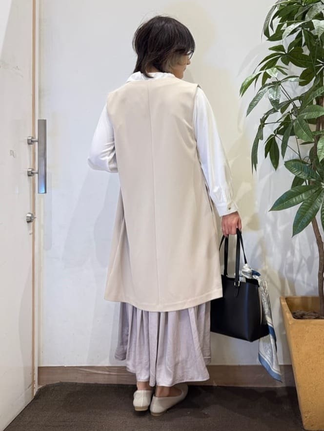 misakiさんの「SHOO･LA･RUE｜【洗濯機可/セットアップ可/S-3L】きちんと楽に。カットジョーゼット ロングジレ」を使ったコーディネート