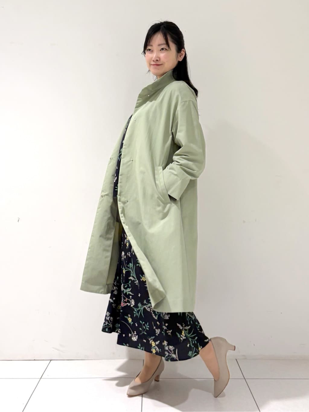 momokoさんの「INDIVI｜【撥水／軽量】ミニマル スタンドカラーコート」を使ったコーディネート