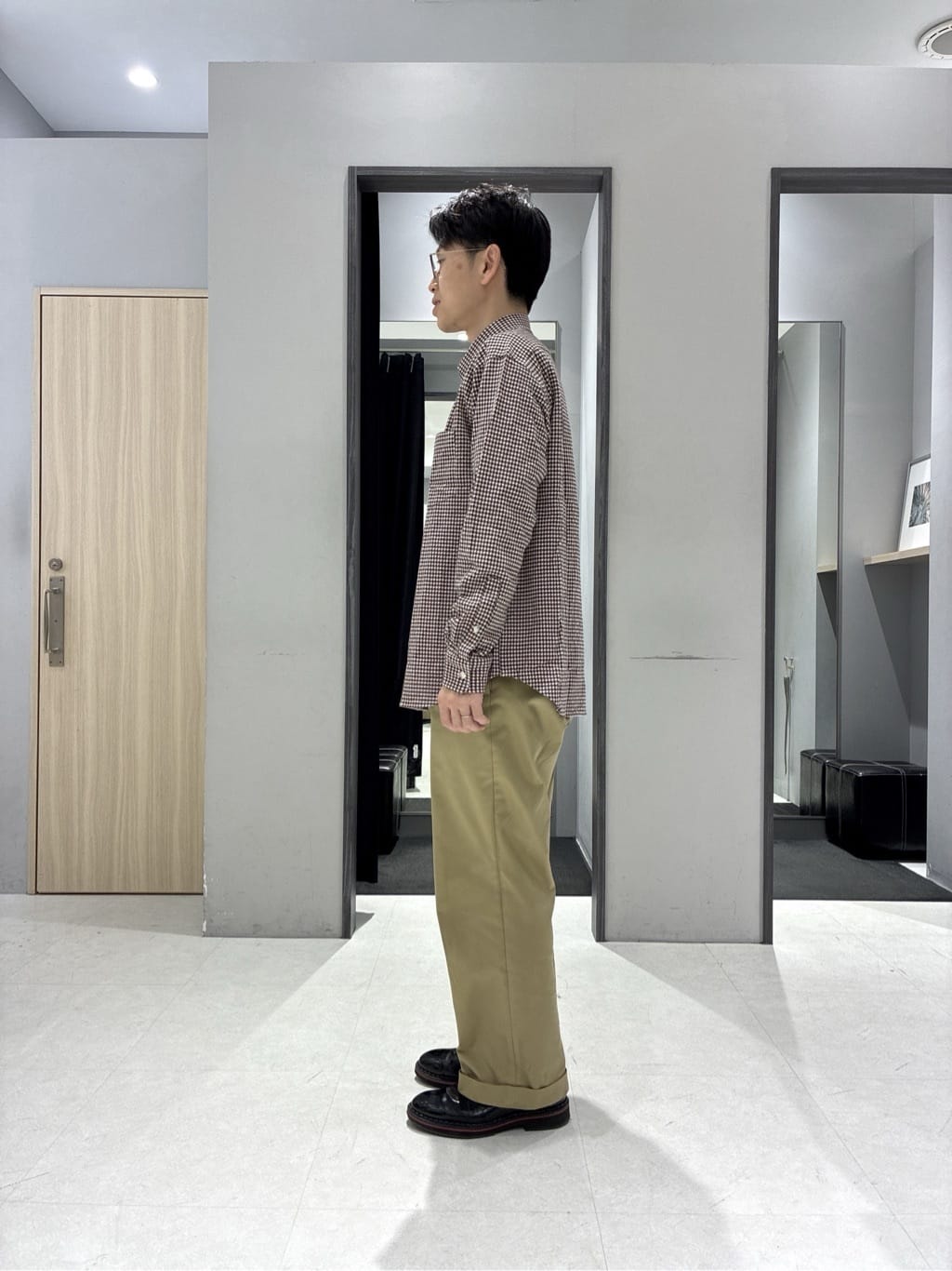 わいずみさんの「TAKEO KIKUCHI｜【抗菌防臭/シーズンレス】シアサッカーギンガムチェック ストレッチシャツ」を使ったコーディネート