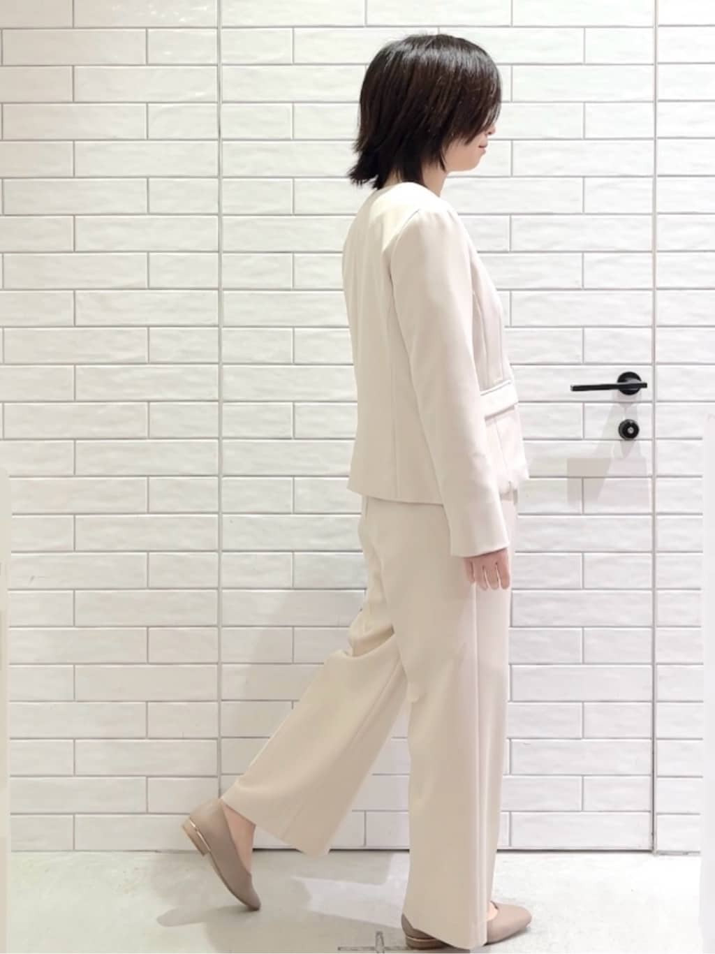 しおりさんの「OPAQUE.CLIP｜《通勤／セットアップ対応》 パイピングVネックジャケット【洗濯機OK】」を使ったコーディネート