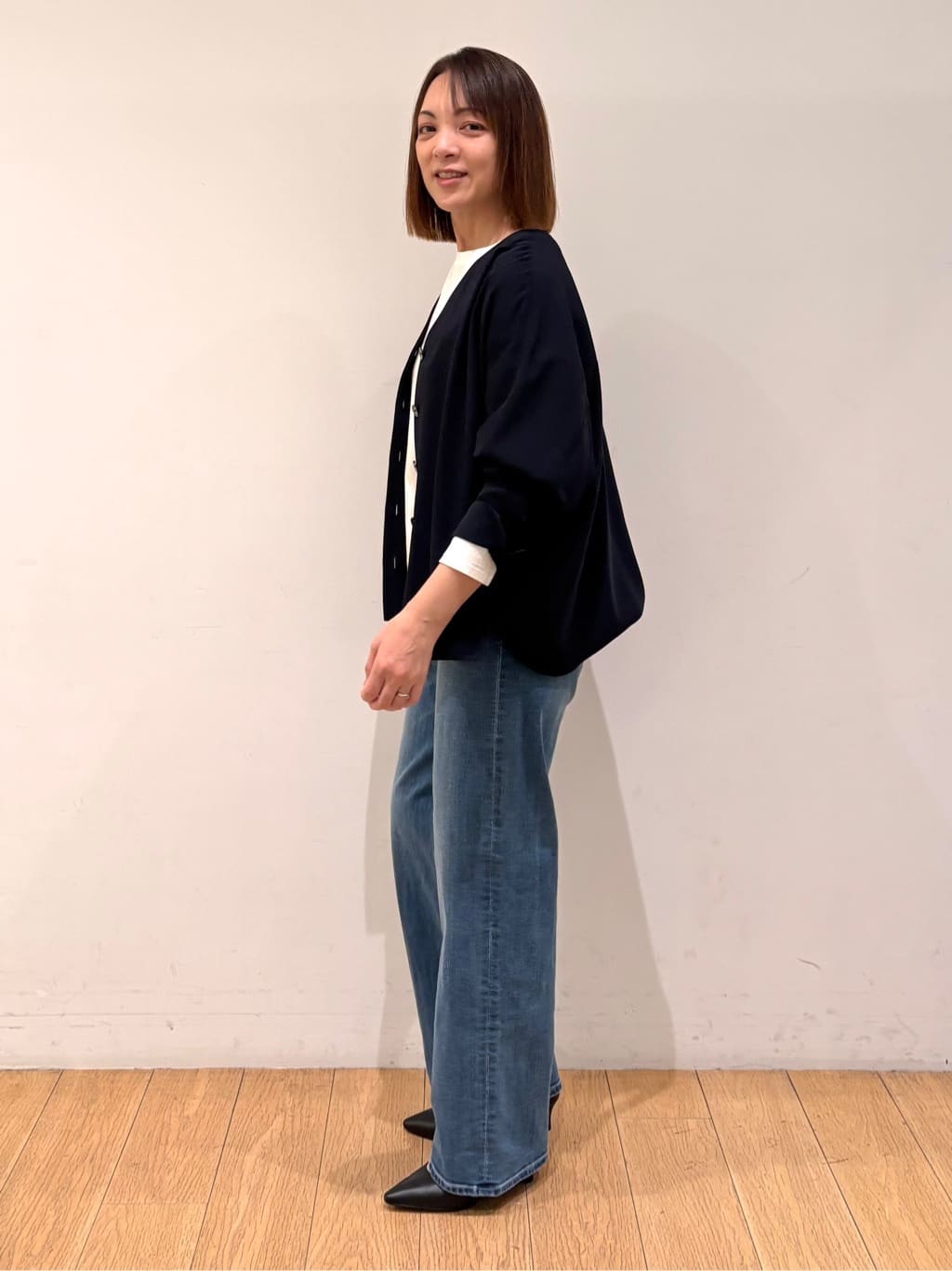 mikkoさんの「INDIVI｜【洗える／UVケア／マットサテン】Vネックドルマンスリーブブラウス」を使ったコーディネート