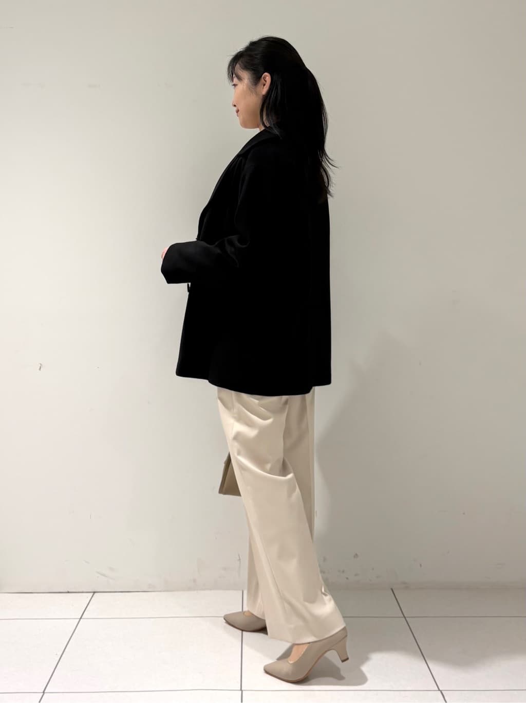 momokoさんの「INDIVI｜【軽やか／ゆったり】ウール混ショートトレンチコート」を使ったコーディネート