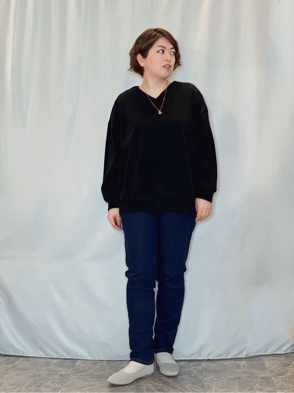 たみさんの「SHOO･LA･RUE｜【洗濯機可】インせずすっきり見え　優しい雰囲気のVネックトップス」を使ったコーディネート
