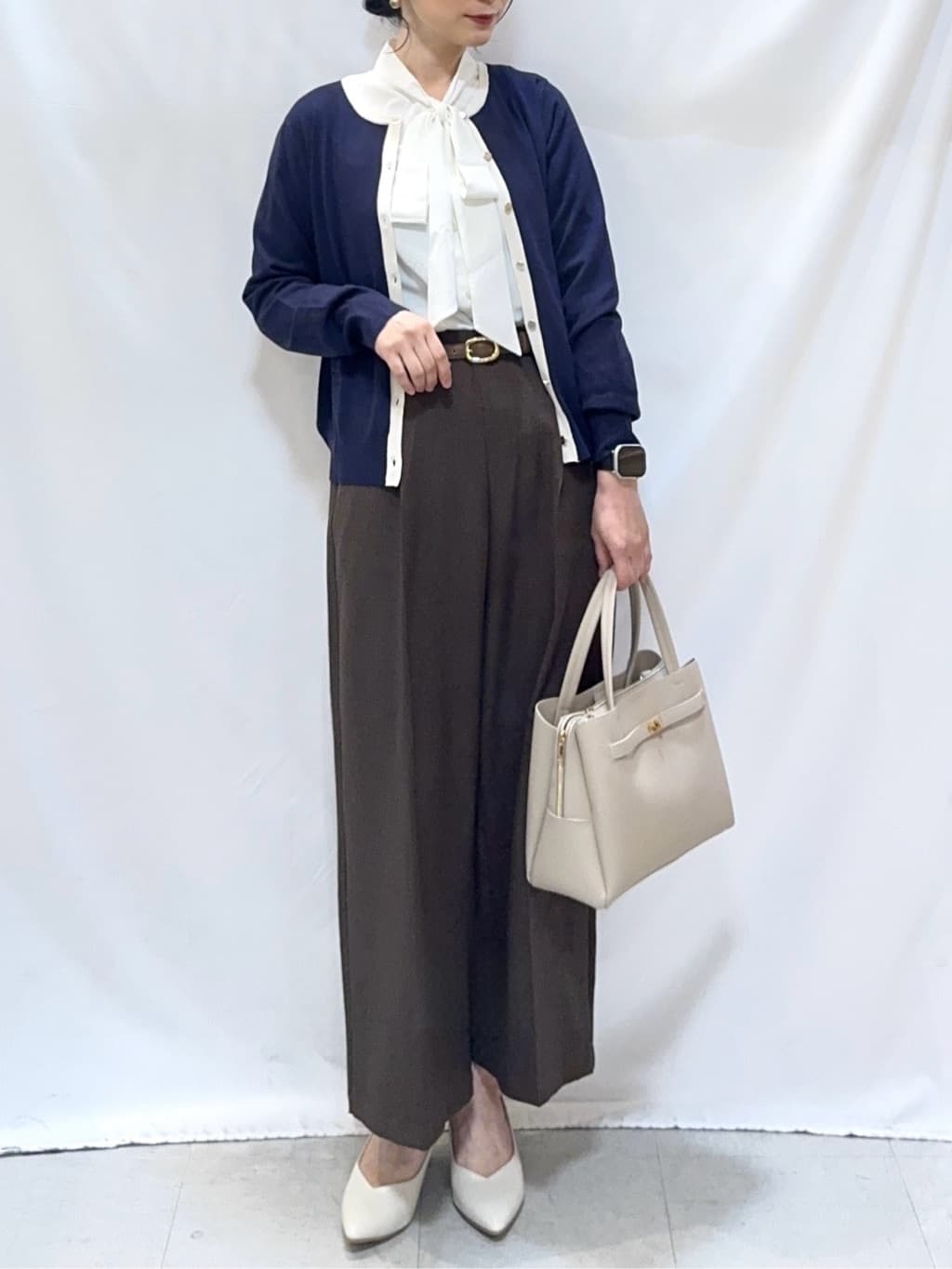 𝐇𝐢𝐫𝐨𝐦𝐢さんの「SHOO･LA･RUE｜【洗濯機可/S-3L】リボンボウタイが魅力　大人の華やかブラウス」を使ったコーディネート