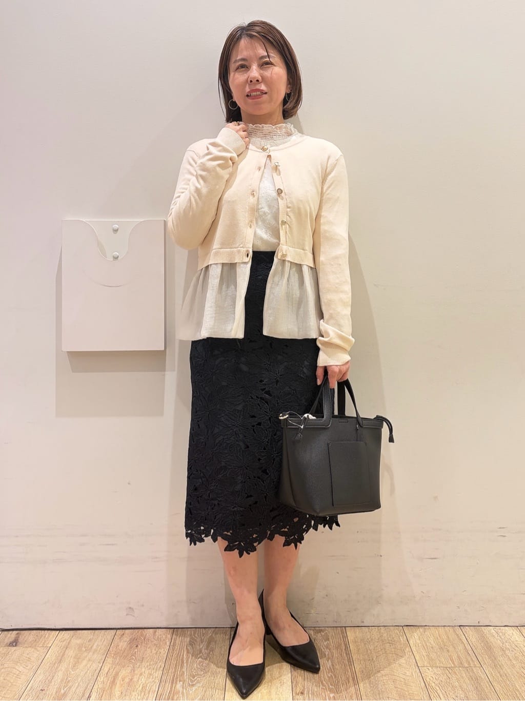 YUKOさんの「index｜ペプラムレイヤード多釦カーディガン【洗濯機OK】」を使ったコーディネート