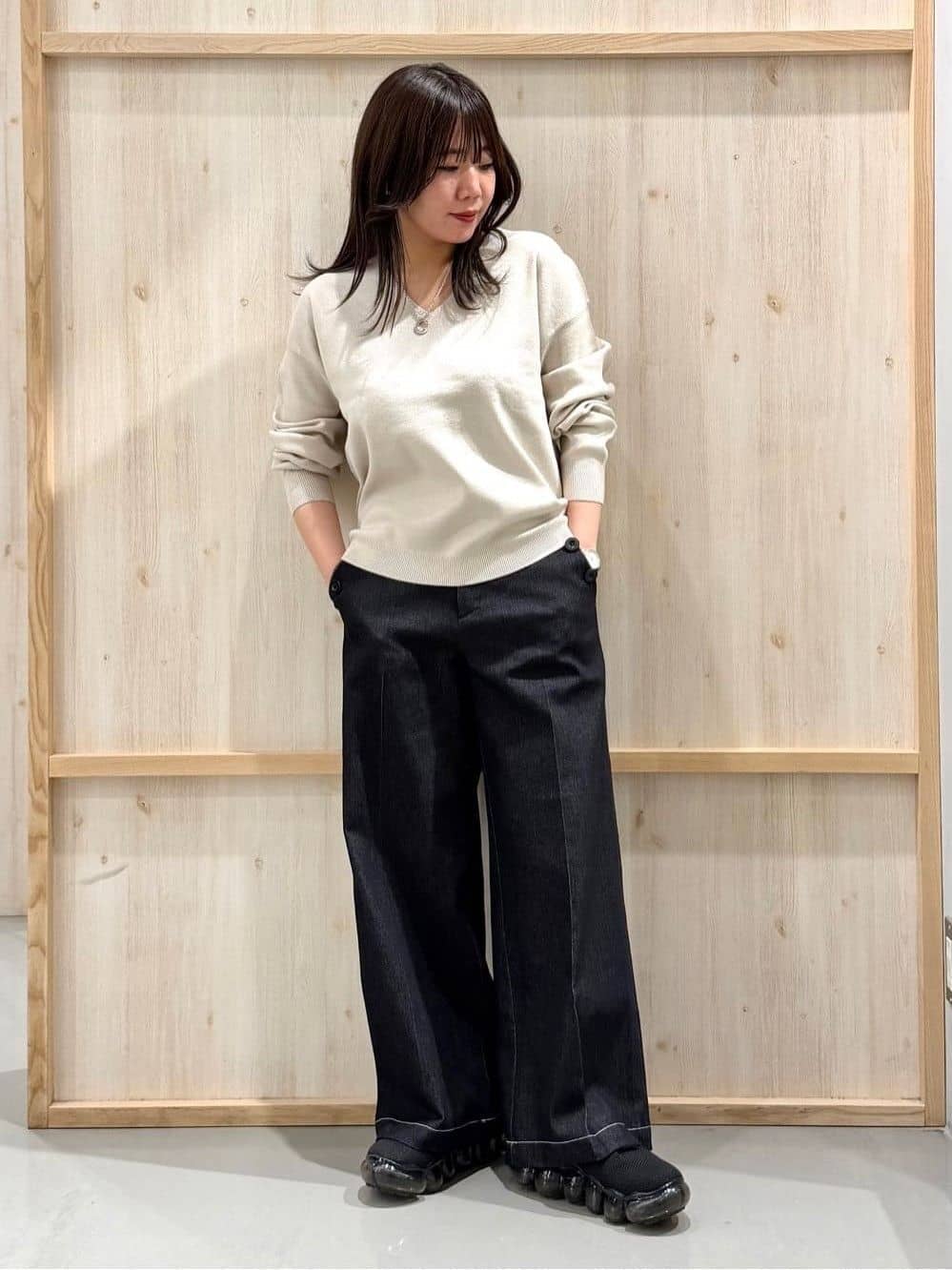 nanaさんの「THE SHOP TK｜【S-XLサイズ/上品見えが叶う】Vネックニット/洗濯機OK」を使ったコーディネート