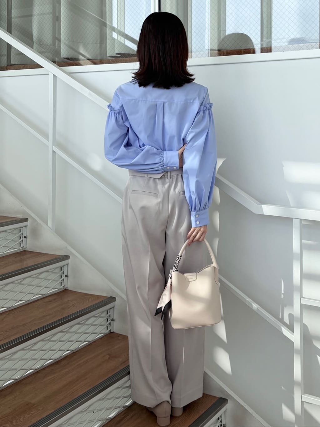 みさかさんの「index｜ボリュームスリーブブラウス【洗濯機OK】《5col》」を使ったコーディネート
