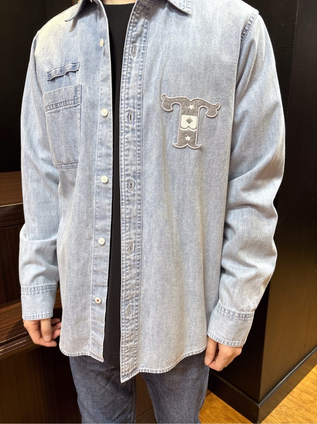 KEIさんの「TAKEO KIKUCHI｜【BOWLER HAT LABEL】Tエンブレム デニムシャツ」を使ったコーディネート