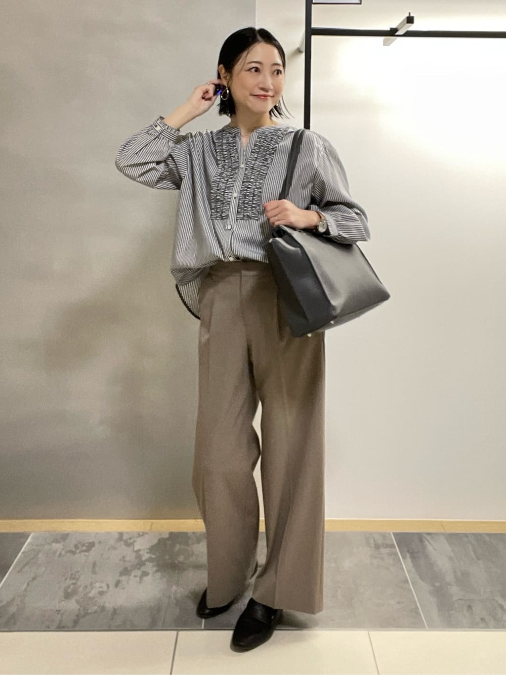 shihoさんの「INDIVI｜【洗える】胸元タックフリル長袖ブラウス」を使ったコーディネート