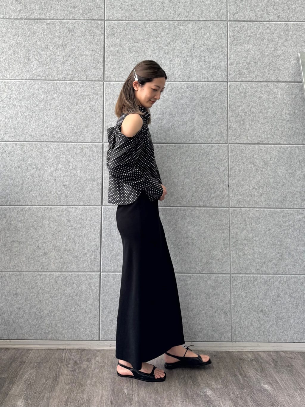 uchi__yamaさんの「CODE A｜dots open shoulder shirts」を使ったコーディネート