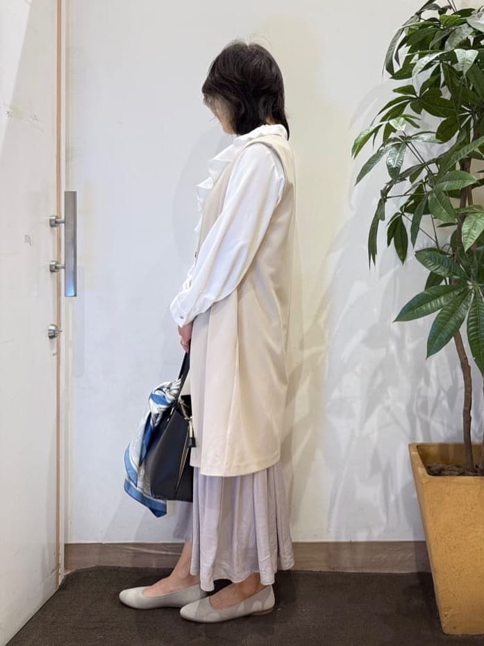 misakiさんの「SHOO･LA･RUE｜【洗濯機可/セットアップ可/S-3L】きちんと楽に。カットジョーゼット ロングジレ」を使ったコーディネート