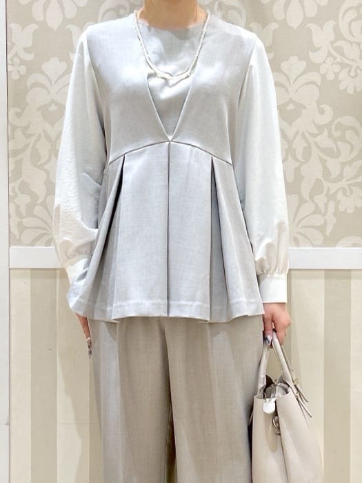 望 愛さんの「grove｜【マシンウォッシュ/防シワ】袖ドッキングペプラムブラウス【着回しカセット】」を使ったコーディネート