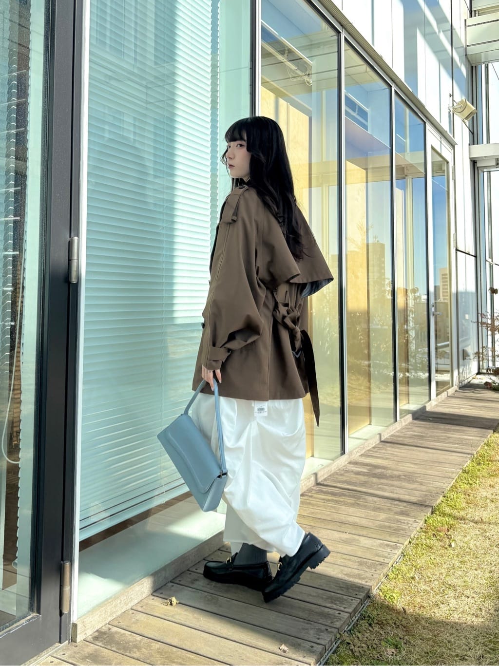 ibukiさんの「INDIVI｜【撥水】ボンディングショートトレンチ」を使ったコーディネート