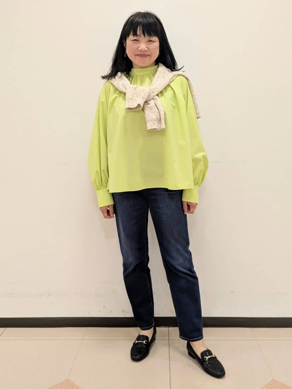 ともさんの「UNTITLED｜【洗える/オンオフ使える】タイプライタースタンドネックブラウス」を使ったコーディネート