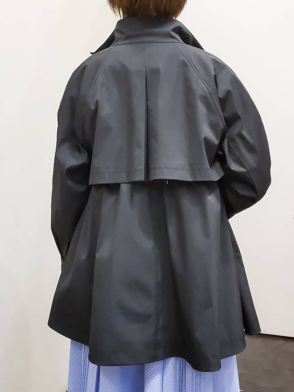 やまちゃんさんの「grove｜【撥水／シルエット2WAY】羽織るだけでサマになる、スタンドネックテントラインコート」を使ったコーディネート