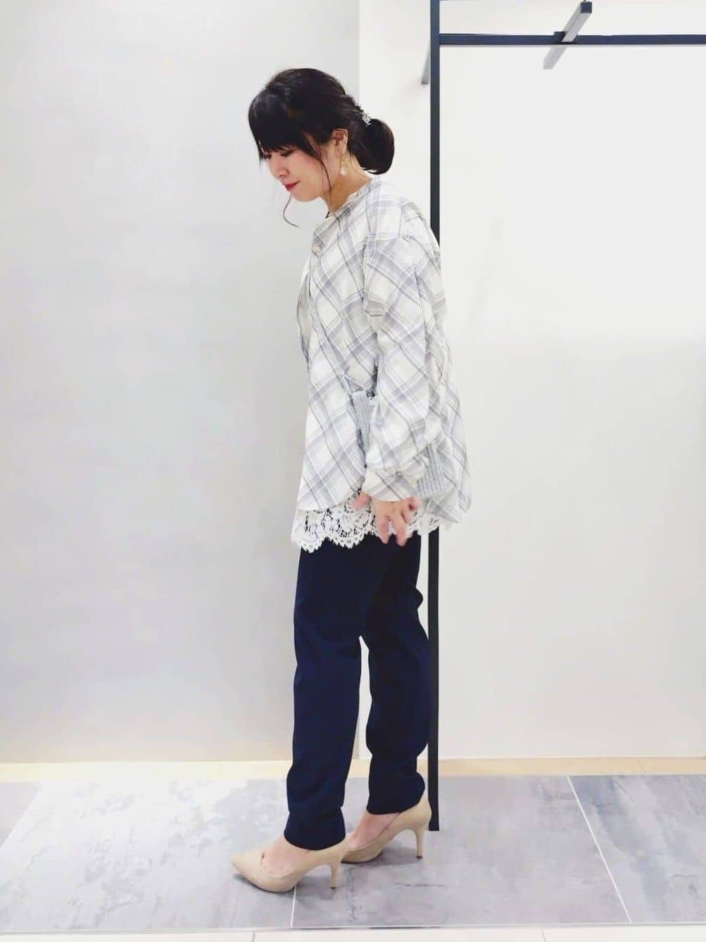 TOMOMIさんの「INDIVI｜【褒められパンツ／高ストレッチ】タックテーパードパンツ」を使ったコーディネート