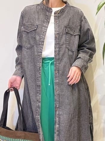 misakiさんの「SHOO･LA･RUE｜【ライトオンスデニム/S-LL/体型カバー】首元すっきり ワンピにもなるロングデニムシャツ」を使ったコーディネート