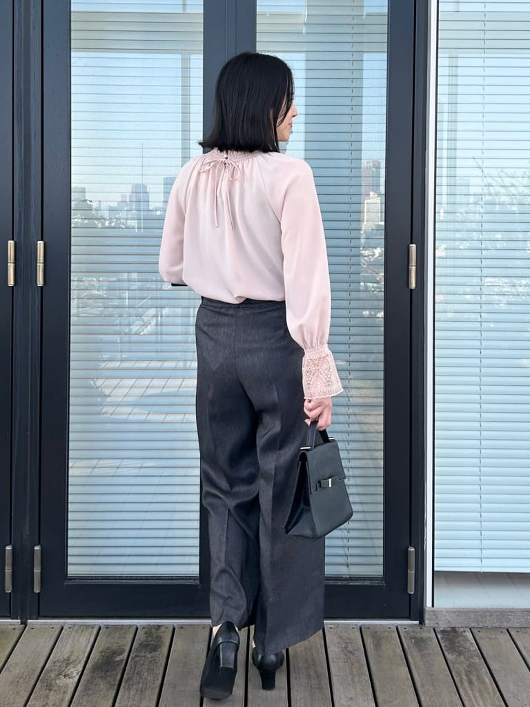 shinoさんの「Couture brooch｜【通勤・着映え】レースカフス ピコシャーリング バックリボンブラウス」を使ったコーディネート