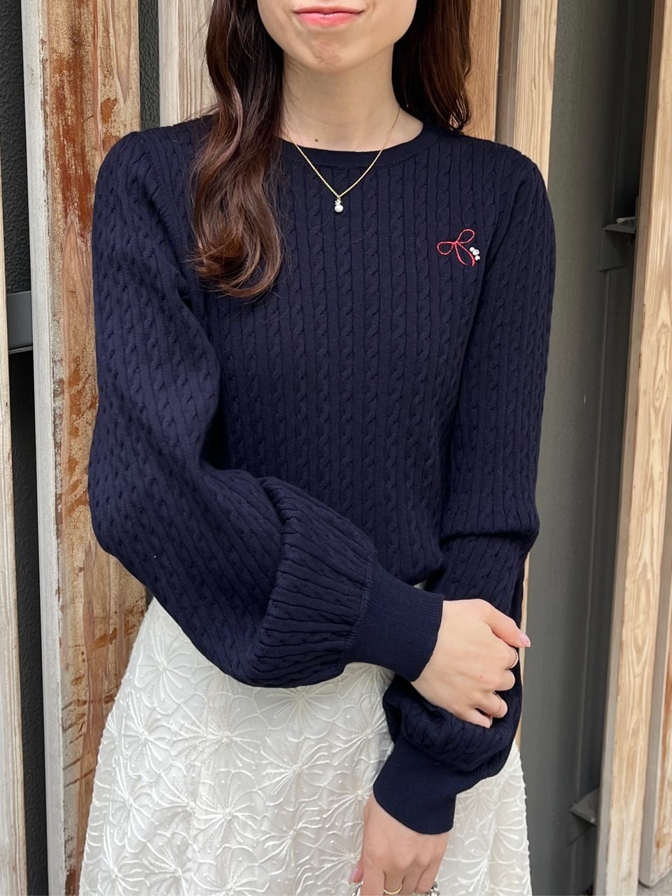 はばさんの「Couture brooch｜【洗える】リボンエンブロ細ケーブルニット」を使ったコーディネート