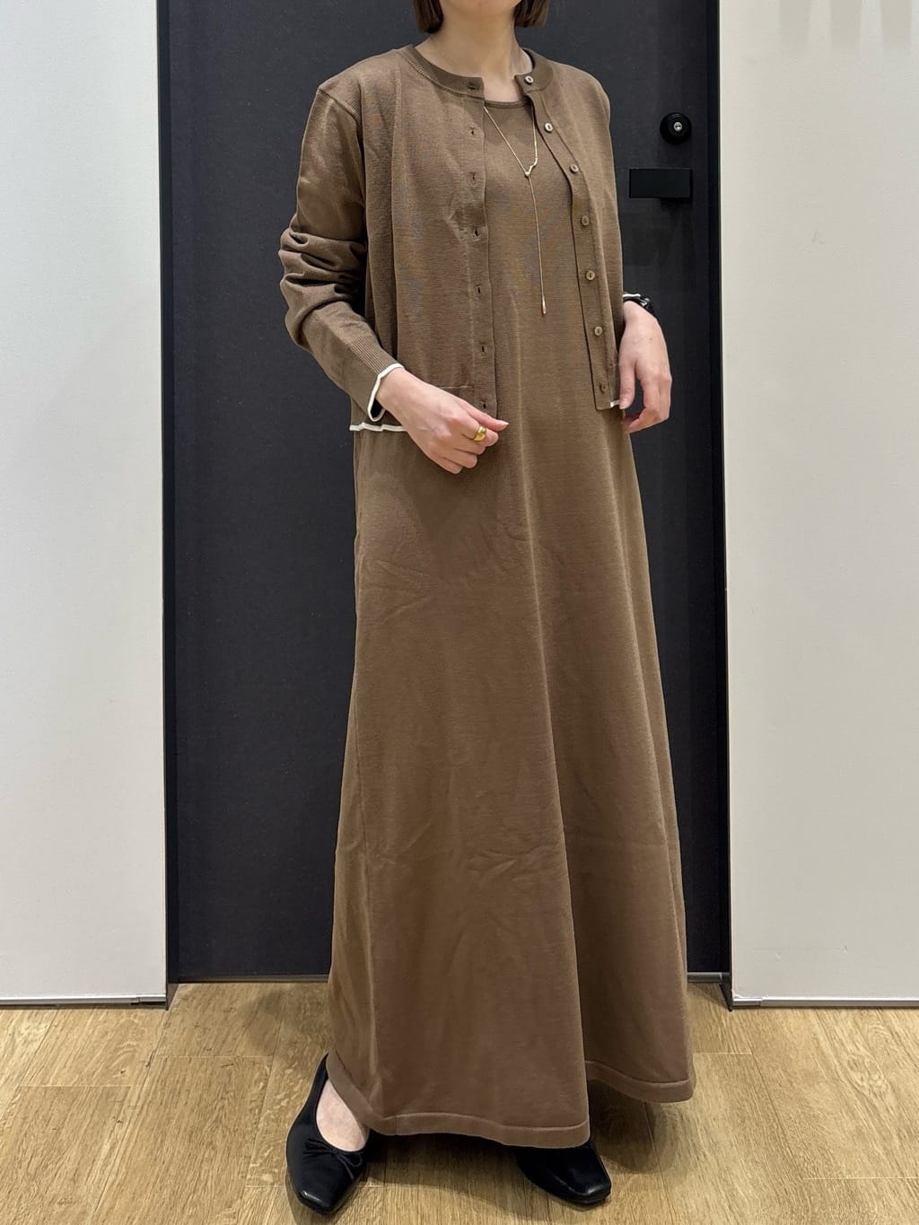 risaさんの「Dessin｜【2点セット・洗える】ニットカーディガン&times;ノースリーブワンピース」を使ったコーディネート