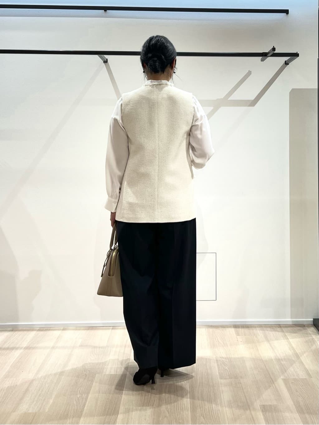 TOMOMIさんの「UNTITLED｜【洗える/ウエスト後ろゴム】ウール混　タックワイドパンツ」を使ったコーディネート