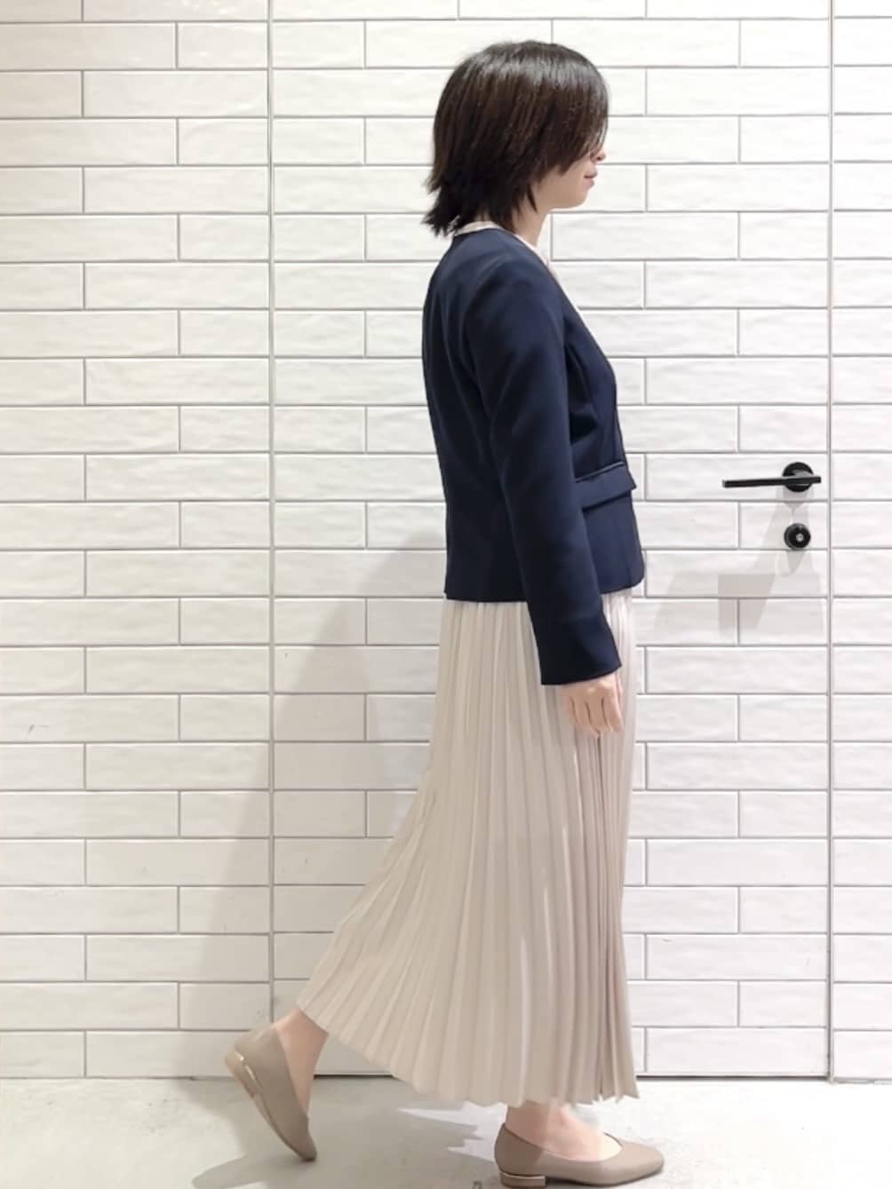 しおりさんの「OPAQUE.CLIP｜《通勤／セットアップ対応》 パイピングVネックジャケット【洗濯機OK】」を使ったコーディネート