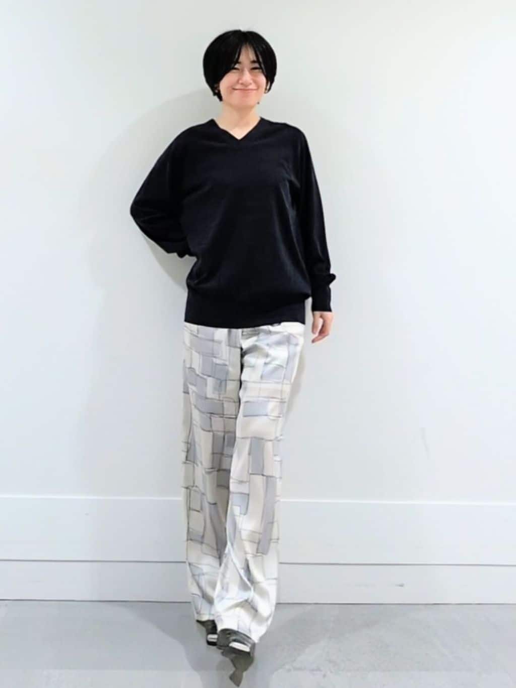 ミズタさんの「UNTITLED｜◆【アンサンブル可/洗える】シアーVネックニット」を使ったコーディネート