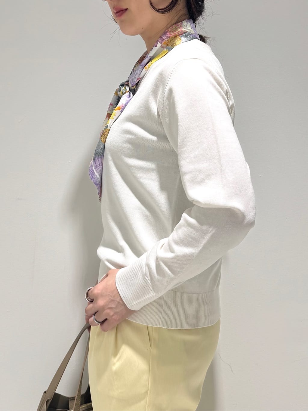 そんさんの「INDIVI｜【シルク混】きれいめVネックニット」を使ったコーディネート