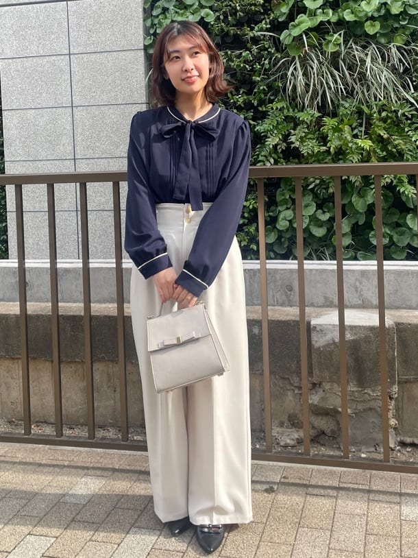 abeさんの「Couture brooch｜【ハレの日・通勤】配色タックタイブラウス」を使ったコーディネート