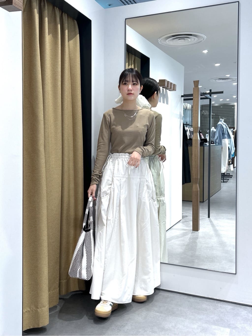 Renoさんの「INDIVI｜バックオープンリブ長袖Tシャツ」を使ったコーディネート