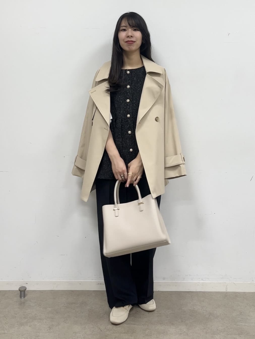 cotaniさんの「SHOO･LA･RUE｜【S-LL/撥水】通勤やお出かけにも活躍 ミドルトレンチコート」を使ったコーディネート