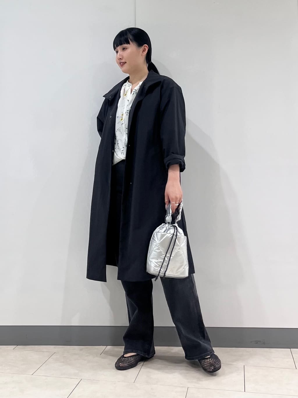 hasuさんの「INDIVI｜【撥水／軽量】ミニマル スタンドカラーコート」を使ったコーディネート