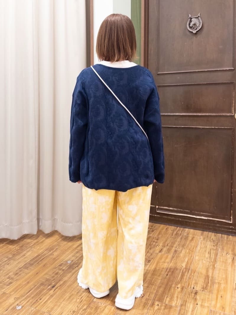 みかりん さんの「SHOO･LA･RUE｜【洗濯機可/S-LL】幾何柄風デザインがアクセント ゆるVネックカーディガン」を使ったコーディネート