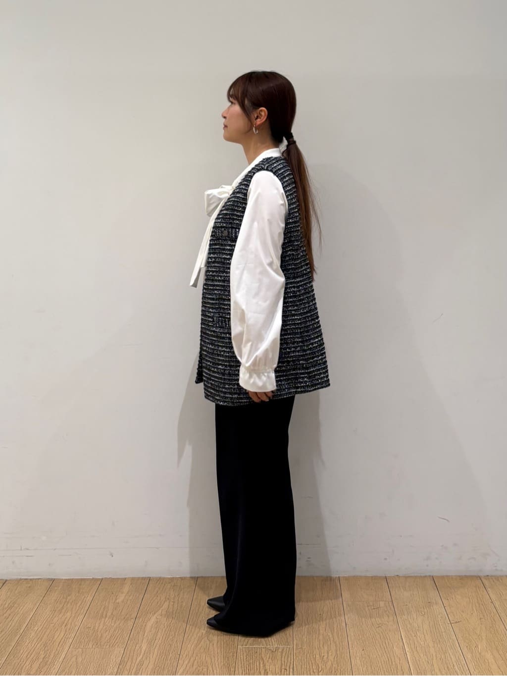 maiさんの「INDIVI｜【2点セット／洗える】ツイードジレ＆ボウタイブラウス」を使ったコーディネート