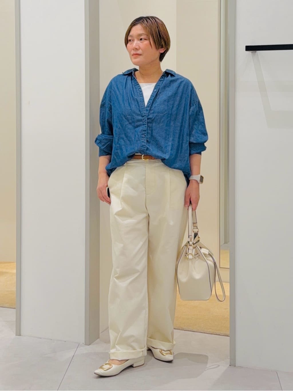 タナさんの「THE SHOP TK｜【後ろ姿もサマになる】バックシャーリングシャツ」を使ったコーディネート