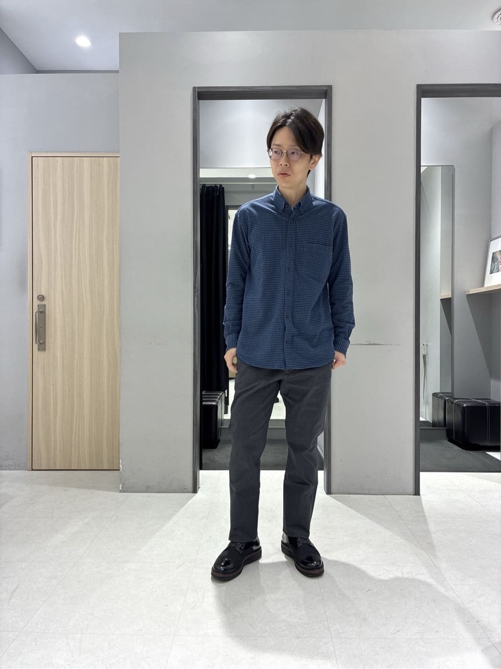 わいずみさんの「TAKEO KIKUCHI｜【抗菌防臭/シーズンレス】シアサッカーギンガムチェック ストレッチシャツ」を使ったコーディネート