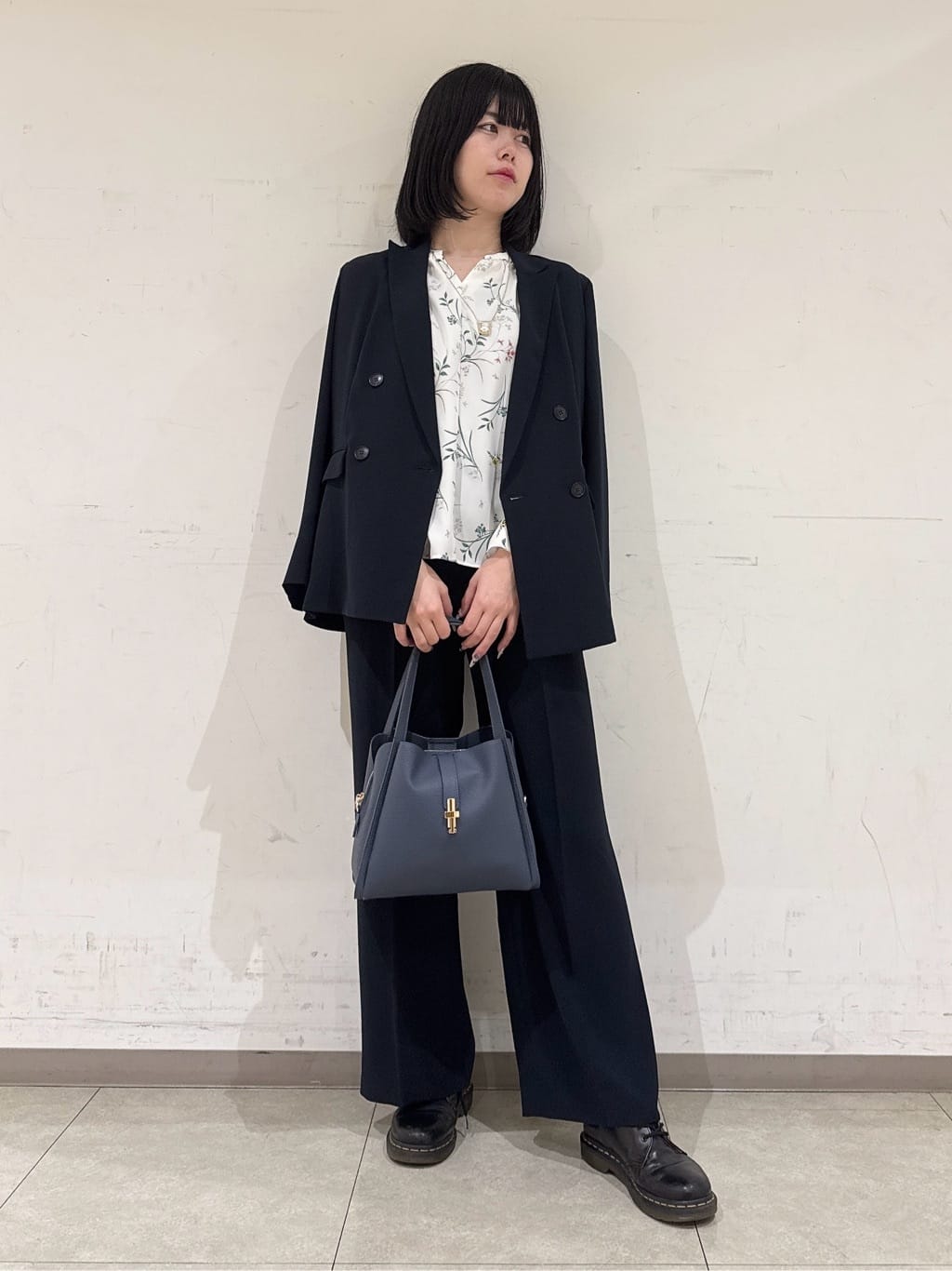 rinaさんの「INDIVI｜【SETUP可能】モダンフラワー柄キャンディスリーブブラウス」を使ったコーディネート