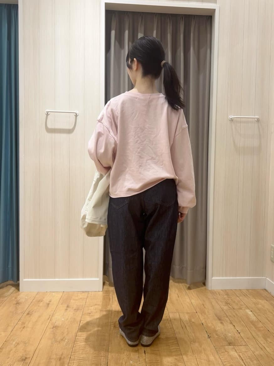 moneさんの「SHOO･LA･RUE｜【洗濯機可/S-LL】コーデの主役になる ロゴアソート 裏毛スウェット」を使ったコーディネート